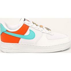 Nike Sportswear - Buty Air Force 1 '07 SE. Białe buty sportowe damskie Nike Sportswear, bez wzorów, ze skóry, sportowe. Za 469,90 zł.