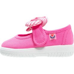 Victoria Shoes LONA PANUELO Baleriny z zapięciem fuchsia. Czerwone baleriny dziewczęce marki Victoria Shoes, z materiału. Za 129,00 zł.