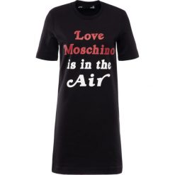 Sukienka codzienna LOVE MOSCHINO W5A0209E1958. Czarne sukienki damskie Love Moschino, na co dzień, bez wzorów, z elastanu, bez kołnierzyka, bez rękawów, proste. W wyprzedaży za 359,00 zł.