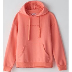 Bluza z napisem -. Bluzy damskie Cropp, s, z napisami, bez rękawów, bez kaptura. Za 79,99 zł.
