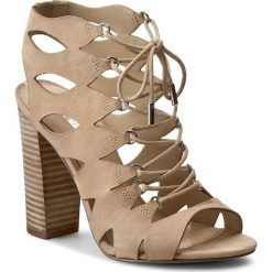 Sandały GUESS - Ebini2 FLEB21 ESU03 BEIGE. Brązowe bez kategorii marki Guess, ze skóry, na obcasie. W wyprzedaży za 389,00 zł.