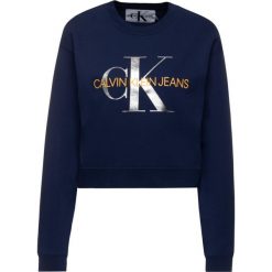 Bluza Calvin Klein Jeans Silver Monogram J20J211803. Niebieskie bluzy damskie Calvin Klein Jeans, m, bez wzorów, z bawełny, bez rękawów, bez kaptura. W wyprzedaży za 229,00 zł.
