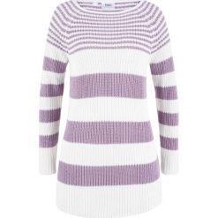 Sweter w paski, z dekoltem w łódkę, dzianina w prążek bonprix dymny bez - biel wełny w paski. Fioletowe swetry klasyczne damskie marki bonprix, w paski, z wełny, z dekoltem w łódkę. Za 89,99 zł.