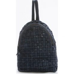 Plecaki damskie: Skórzany plecak w kolorze niebieskim – 25 x 31 x 13 cm