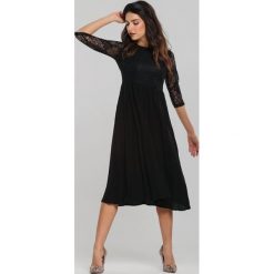 Czarna Sukienka Cavaillon. Czarne sukienki damskie Renee, s, w koronkowe wzory, z koronki, eleganckie, z okrągłym kołnierzem, bez rękawów, midi, plisowane. Za 109,99 zł.
