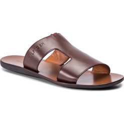 Klapki TOMMY HILFIGER - Hilfiger Leather Slipon Sandal FM0FM02152 Coffe Bean 212. Pomarańczowe klapki męskie TOMMY HILFIGER, bez wzorów, ze skóry. Za 299,00 zł.