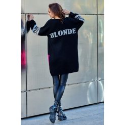 Idealny kardigan dla blondynki czarny. Czarne kardigany damskie Lemoniade, w kolorowe wzory. Za 149,90 zł.