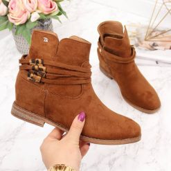 Botki na krytym koturnie z ozdobą ocieplane camel T.Sokolski - camel. Brązowe botki damskie T. Sokolski, bez obcasa, na koturnie, bez zapięcia. Za 139,99 zł.