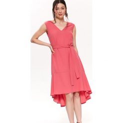SUKIENKA WIĄZANA W PASIE. Różowe sukienki damskie Top Secret, na lato, bez wzorów, z tkaniny, eleganckie, z dekoltem w serek, bez rękawów. W wyprzedaży za 59,99 zł.