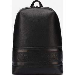 Calvin Klein Plecak Czarny. Czarne plecaki męskie Calvin Klein, w paski, z materiału. Za 566,95 zł.