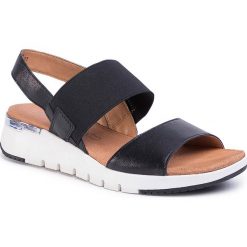 Sandały CAPRICE - 9-28701-24 Black Comb 019. Czarne klapki damskie Caprice, bez wzorów, ze skóry, bez obcasa. Za 239,00 zł.