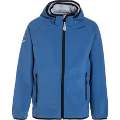Mikkline SOLID Kurtka Softshell delft blue. Niebieskie kurtki chłopięce marki mikk-line, z materiału. W wyprzedaży za 215,20 zł.
