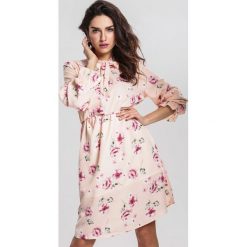 Łososiowa Sukienka Begonia. Pomarańczowe sukienki damskie other, na co dzień, xl, bez wzorów, sportowe, bez kołnierzyka, bez rękawów, midi, rozkloszowane. Za 69,99 zł.
