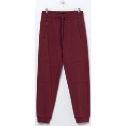 Dresowe joggery - Bordowy. Czerwone spodnie męskie Sinsay, s, bez wzorów, z dresówki. Za 29,99 zł.