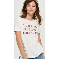 T-shirty damskie: T-shirt z zabawnym napisem – Biały