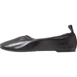 Copenhagen Baleriny black. Czarne baleriny damskie marki Copenhagen, bez wzorów, ze skóry, klasyczne, bez obcasa. Za 419,00 zł.