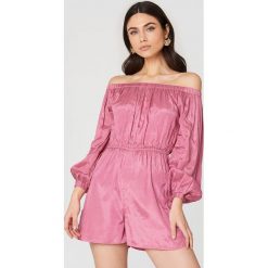 Kombinezony damskie: NA-KD Boho Kombinezon z odkrytymi ramionami – Pink