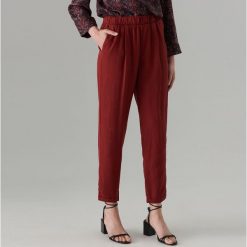 Spodnie jogger slim z lyocellu - Bordowy. Spodnie damskie Mohito. Za 99,99 zł.