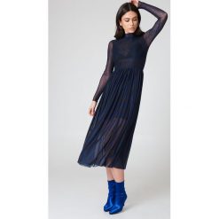 NA-KD Trend Siateczkowa sukienka midi z długim rękawem - Navy. Niebieskie długie sukienki marki NA-KD Trend, z elastanu, ze stójką, z długim rękawem. W wyprzedaży za 135,80 zł.