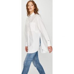 Tommy Jeans - Koszula. Białe koszule jeansowe damskie marki Tommy Jeans, s, klasyczne, z klasycznym kołnierzykiem, z długim rękawem. W wyprzedaży za 269,90 zł.