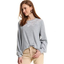 Nierozpinana bluza damska z aplikacją. Szare bluzy damskie Top Secret, na lato, z aplikacjami, z jeansu, bez rękawów, bez kaptura. W wyprzedaży za 39,99 zł.