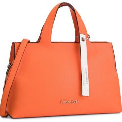 Torebka CALVIN KLEIN - Neat Tote K60K605059 803. Pomarańczowe torebki klasyczne damskie marki Calvin Klein, bez wzorów, ze skóry ekologicznej, klasyczne, bez dodatków. Za 849,00 zł.