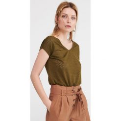 Bluzka z ażurowym wzorem - Khaki. Brązowe bluzki damskie Reserved, s, bez wzorów, bez kołnierzyka, bez rękawów. Za 59,99 zł.