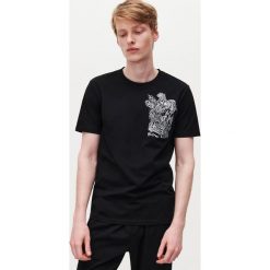T-shirt z kieszenią i nadrukiem - Czarny. Czarne t-shirty męskie Reserved, s, z nadrukiem, bez kołnierzyka. Za 49,99 zł.