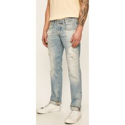 Guess Jeans - Jeansy Vermont. Niebieskie jeansy męskie Guess Jeans, m, z aplikacjami, z obniżonym stanem. W wyprzedaży za 339,90 zł.