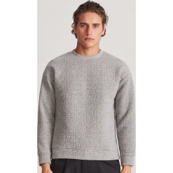 Bluza ze strukturalnej dzianiny - Jasny szary. Szare bluzy męskie Reserved, s, bez wzorów, z dzianiny, bez kołnierzyka, bez rękawów, bez kaptura. W wyprzedaży za 59,99 zł.