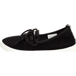 Tenisówki damskie McKeylor 14419 BK. Buty sportowe damskie McKeylor, bez wzorów, bez zapięcia. W wyprzedaży za 69,00 zł.