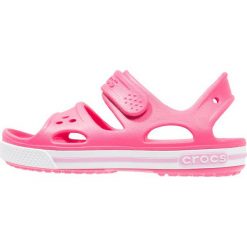 Crocs CROCBAND II Sandały kąpielowe paradise pink/carnation. Czerwone sandały chłopięce Crocs, z gumy. Za 129,00 zł.