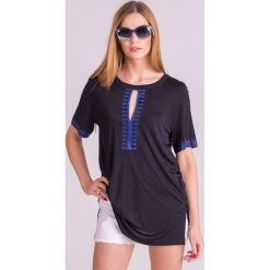 Czarna bluzka Versace Collection z azteckim motywem. Czarne bluzki damskie Versace Collection, z aplikacjami, z okrągłym kołnierzem, z krótkim rękawem. Za 859,50 zł.