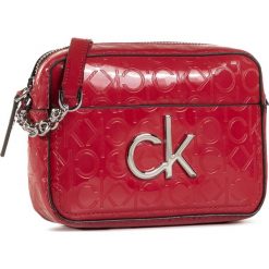 Torebka CALVIN KLEIN - Re-Lock Em Camera Bag K60K606779 XAS. Czerwone listonoszki damskie Calvin Klein, bez wzorów, ze skóry ekologicznej, bez dodatków. Za 399,00 zł.