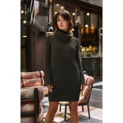Swetrowa mini sukienka z golfem - khaki. Brązowe sukienki damskie BE, s, bez wzorów, ze splotem, z golfem, bez rękawów, mini. Za 139,00 zł.