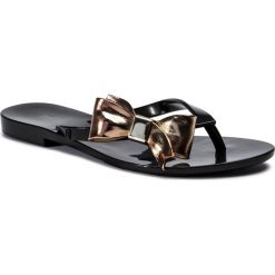 Japonki MELISSA - Harmonic Celebration A 32500 Black/Gold 50919. Czarne klapki damskie Melissa, bez wzorów, z tworzywa sztucznego, bez obcasa, na obcasie. W wyprzedaży za 199,00 zł.