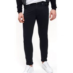 SPODNIE JEDNOBARWNE O KROJU REGULAR. Szare spodnie męskie marki Top Secret, na co dzień, na lato, s, bez wzorów, z tkaniny, eleganckie. W wyprzedaży za 89,99 zł.
