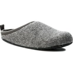 Kapcie CAMPER - Wabi 20889-061 Grey. Szare klapki damskie Camper, bez wzorów, z tworzywa sztucznego, bez obcasa. W wyprzedaży za 189,00 zł.