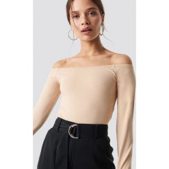 Iva Nikolina x NA-KD Basic Off Shoulder Top - Beige. Brązowe topy damskie Iva Nikolina x NA-KD, bez wzorów, bez kołnierzyka. Za 80,95 zł.