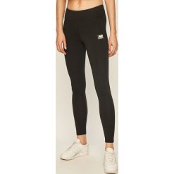 New Balance - Legginsy. Czarne spodnie damskie New Balance, s, z nadrukiem, z elastanu. W wyprzedaży za 129,90 zł.