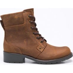 Clarks - Botki. Brązowe buty zimowe damskie marki Clarks, z materiału, z okrągłym noskiem, na obcasie, na sznurówki. W wyprzedaży za 239,90 zł.