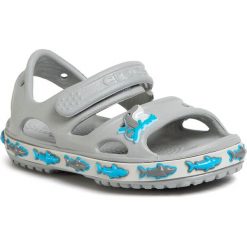 Sandały CROCS - Fl Shark Band Sandal B 206365 Light Grey. Szare sandały chłopięce Crocs, z tworzywa sztucznego, bez zapięcia. Za 149,00 zł.