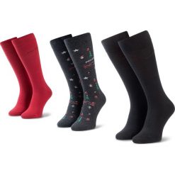 Zestaw 3 par wysokich skarpet męskich BOSS - 3p Rs Gift Set Cc 50420243 012. Czerwone skarpetki męskie Boss, bez wzorów, z elastanu. W wyprzedaży za 109,00 zł.