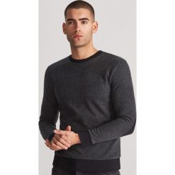 Bluza z łatami na łokciach - Czarny. Czarne bluzy męskie Reserved, s. W wyprzedaży za 69,99 zł.
