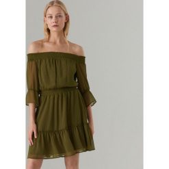 Szyfonowa sukienka hiszpanka - Khaki. Brązowe sukienki damskie Mohito, bez wzorów, z szyfonu, bez kołnierzyka, bez rękawów. W wyprzedaży za 79,99 zł.