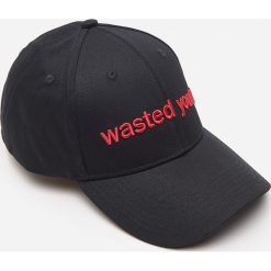 Czapka bejsbolówka z napisem - Czerwony. Czerwone czapki męskie House, z napisami. W wyprzedaży za 19,99 zł.