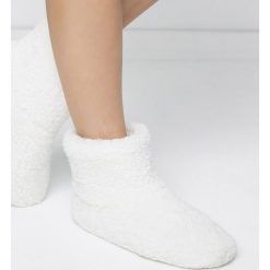 Ciepłe kapcie Push. Szare kapcie damskie Aruelle, bez wzorów, z gumy, bez rękawów. Za 45,99 zł.