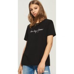 T-shirt z napisem - Czarny. Czarne t-shirty damskie marki Sinsay, l, z napisami. W wyprzedaży za 14,99 zł.