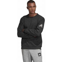 MĘSKA BLUZA ADIDAS STADIUM CREWNECK (M). Czarne bluzy męskie Adidas, m, bez wzorów, z bawełny, klasyczne, z klasycznym kołnierzykiem, bez rękawów, bez kaptura. W wyprzedaży za 239,99 zł.