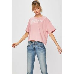 Versace Jeans - Top. Różowe bluzki damskie Versace Jeans, s, z nadrukiem, z bawełny, z okrągłym kołnierzem. W wyprzedaży za 219,90 zł.
